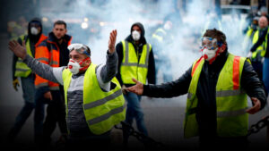 Массовые протесты прошли во Франции после первых итогов выборов 