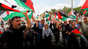 Палестинцы протестуют после налета израильских полицейских