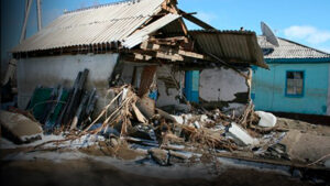 Жители затопленных домов Актобе не могут получить помощь