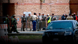 АҚШ-та 18 жастағы қылмыскер мектепте 21 адамды атып тастады