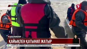 Ойыл тұрғындары қайықпен қатынап жатыр