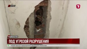 В Актобе рухнул потолок в старом жилом доме