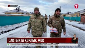 Құтқарушылар тұрғындарға пешті дұрыс пайдалану ережелерін түсіндіріп жатыр