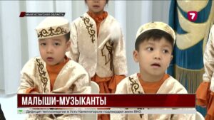 В Актау 4-летние музыканты играют в оркестре под руководством самого юного дирижёра
