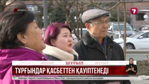 Алматыда балалы отбасы отырған көліктің үстіне үйдің қасбеті құлады