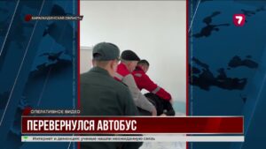 Автобус с рабочими перевернулся в Карагандинской области