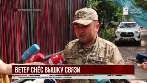 В Актюбинской области ветер повалил вышку связи: трое пострадали