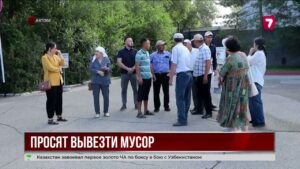 Жители пригорода Актобе уже десять лет живут без вывоза мусора