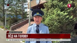 В Павлодаре на женщину с многоэтажки упал кусок льда