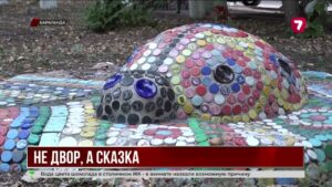 Житель Караганды превратил двор в галерею