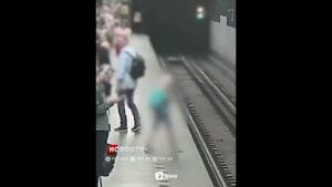 В Праге мужчина спас мальчика, упавшего на пути метро