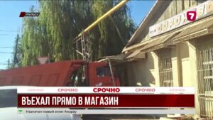 «КамАЗ» врезался в продуктовый магазин Уральска
