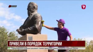 Молодёжь партии «Әділет» очистила памятники от мусора и граффити в Конаеве
